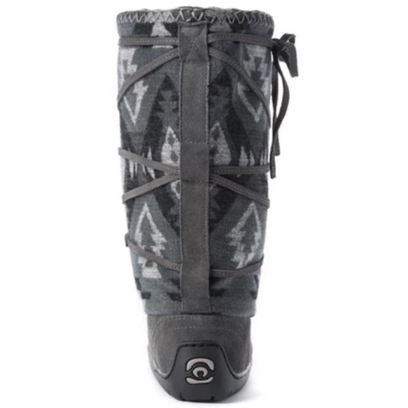 Wool Lace Up Manitobah Mukluks Retail $220 - Picture 2 of 8